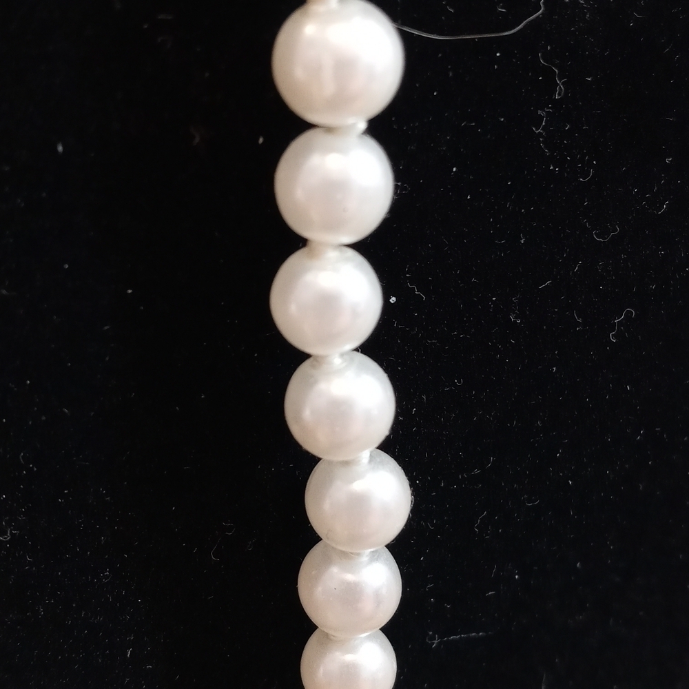 18 inch knotted Pearl necklace with locking clasp - Picture 2 of 6